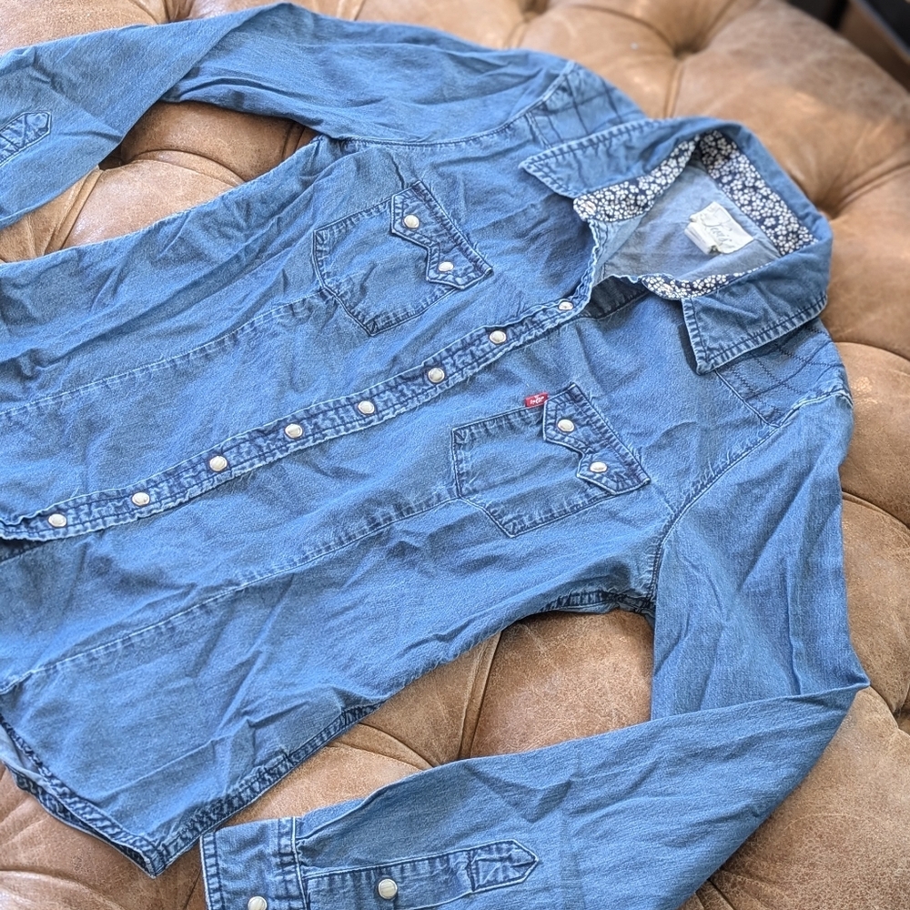 Levi's Women's Western Pearl Snap Denim Button-Up Shirt with Floral Trim Small - Picture 5 of 9